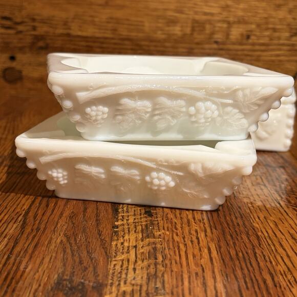 Vintage Westmoreland Milk Glass Cigarette Holder And Ashtrays Grapevine Pattern - Picture 6 of 16
